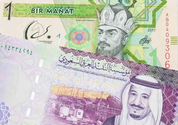 Zielony Manat Turkmenistanu Zamknięty Makro Pięcioma Banknotami Arabii Saudyjskiej — Zdjęcie stockowe