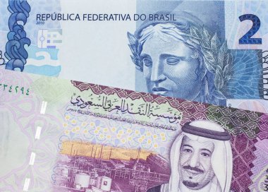 Mavi iki Brezilya reais banknotlu beş Suudi riyal banknotu. Makro çekimde..