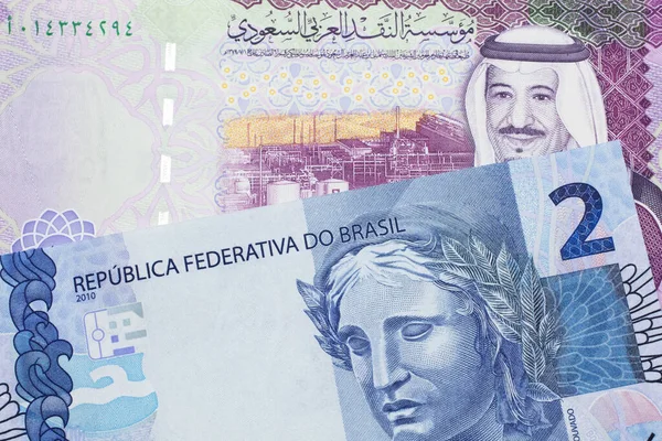 Billete Cinco Riyales Saudíes Con Billete Azul Dos Reales Brasileños — Foto de Stock