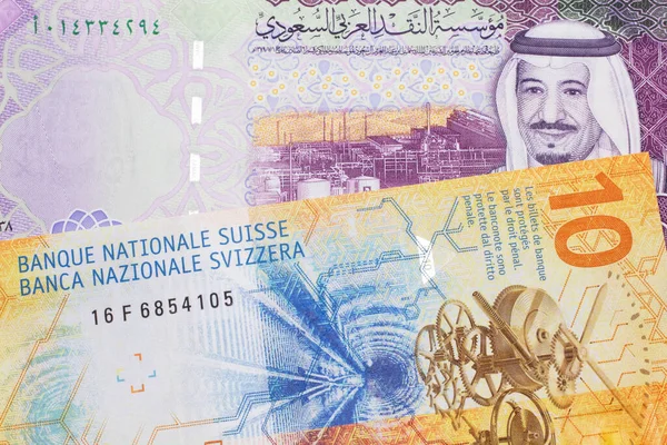 Žlutá Deset Švýcarských Franků Pěti Saúdskoarabskými Bankovkami Centrální Banky Saúdské — Stock fotografie