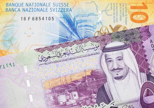 Žlutá Deset Švýcarských Franků Pěti Saúdskoarabskými Bankovkami Centrální Banky Saúdské — Stock fotografie