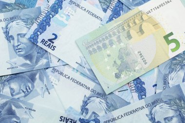 Avrupa 'dan makroda çekilmiş beş avroluk banknotun yakın plan görüntüsü.