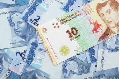 Arjantin 'den gelen 10 pesoluk banknotun yakın plan görüntüsü. Makro banknotlar halinde Brezilya' dan iki reais banknot.