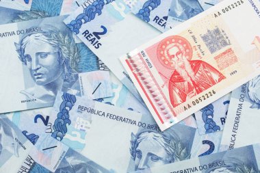 Brezilyalı iki reais banknotlu kırmızı beyaz Bulgar lev banknotunun makro görüntüsü