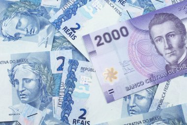 Şili 'den gelen iki bin pezoluk mor banknotun yakın plan resmi makroda iki reais banknotun üzerinde.