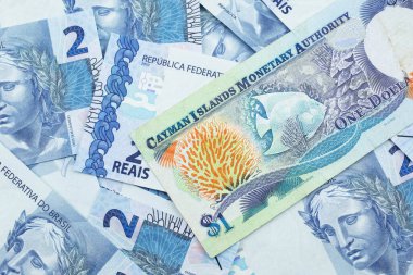 Renkli bir Cayman Adaları dolar banknotunun yakın plan görüntüsü. Makro renkli iki reais banknot.
