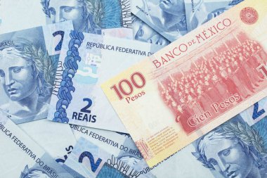 Yüz Meksika pesosunun yakın plan görüntüsü ve makroda iki reais banknot.