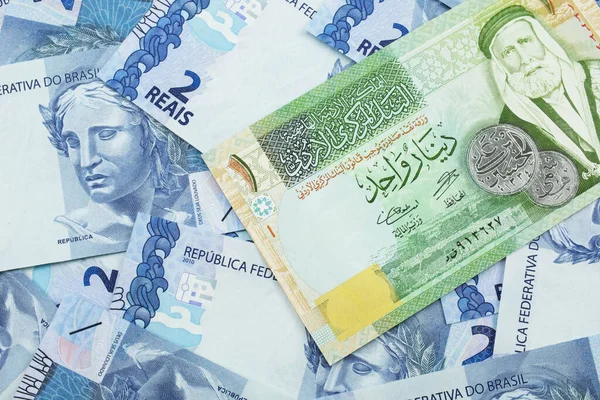 Egy Makró Kép Egy Egydináros Bankjegyről Jordániából Egy Brazil Ágyon — Stock Fotó