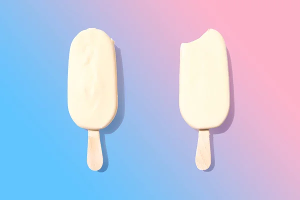 Dois gelados de chocolate branco no pau — Fotografia de Stock