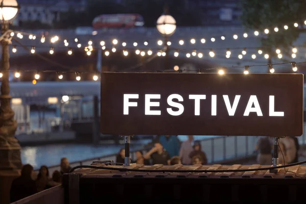 Festival teken met wazig string lichten op de achtergrond — Stockfoto
