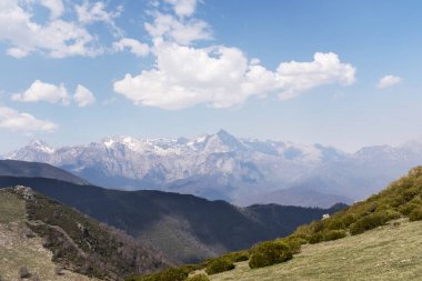 Dağ manzarası, dağ başında kar