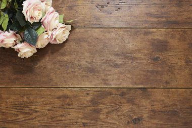 Gül rustik ahşap arka plan üzerinde