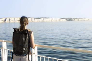 Kadın backpacker Manş feribot ile Dover Calais için geçiş