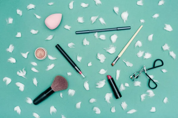 Productos de maquillaje de invierno con bolas de algodón, planas — Foto de Stock