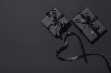 Siyah arka plan üzerine siyah Cuma satış sunar