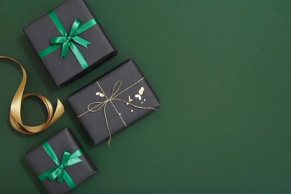 Cajas Regalo Navidad Sobre Fondo Verde Regalos Navidad Planas — Foto de Stock