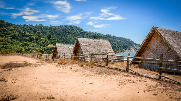 At Ayakkabısı Plajı, Andaman Denizi kıyısında, Tanintharyi Bölgesi, Güney Myanmar