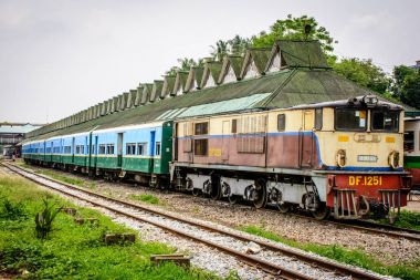 Yangon merkez tren istasyonunda bir tren, Myanmar