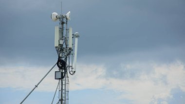 Mobil Telekom kule mavi gökyüzü ile