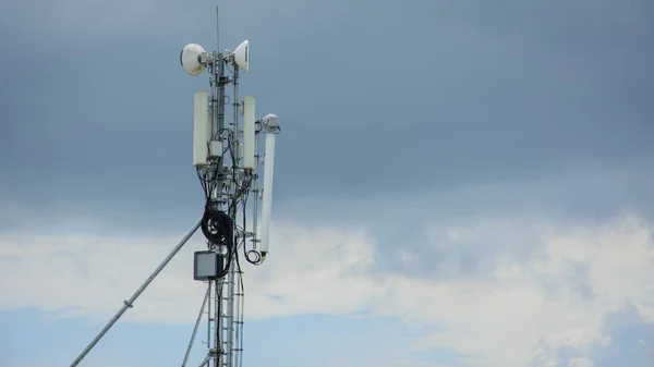 Mobil Telekom kule mavi gökyüzü ile