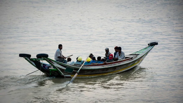 Passageiros de barco no rio Hlaing, eles estão indo para o local oposto do rio Hlaing, Rangum, Mianmar — Fotografia de Stock