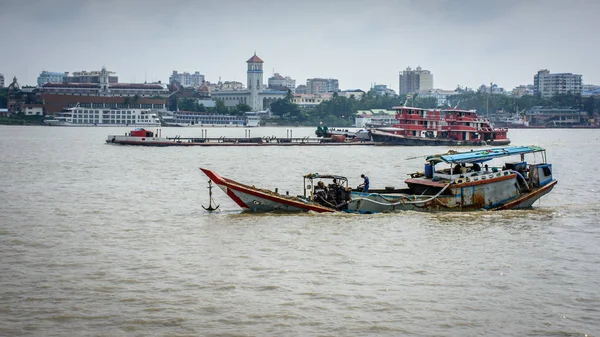 Barcos de carga en el río Yangón, Myanmar — Foto de Stock