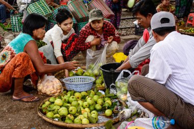 alıcı ve satıcı, Danyingon pazarında, Yangon, Myanmar