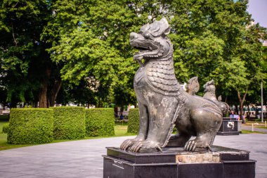 parkta aslan heykeli, metalden yapılmış