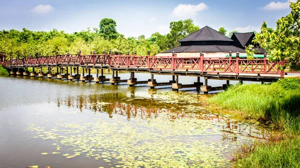 Vacker träbro på sjön nära Yangon, Myanmar — Stockfoto