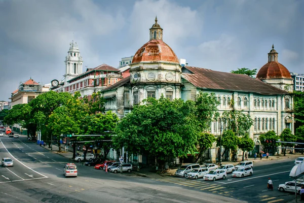sömürge tasarımı ile antik bina, Yangon Pansodan Street ve Strand Road köşesinde, Myanmar