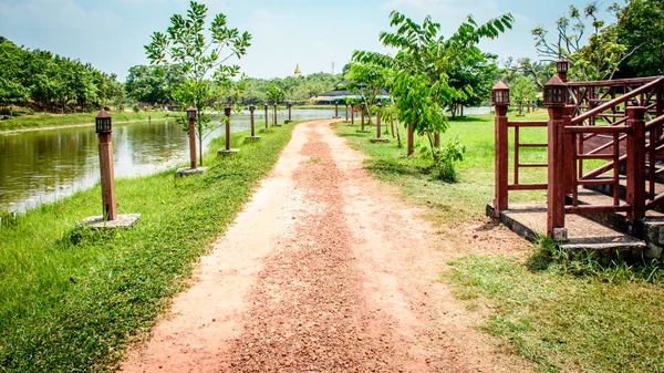 Buen camino para caminar y relajarse — Foto de Stock