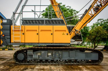 paletli vinç, karşı ağırlıklar, büyük zincir ve kolların yan görünümü