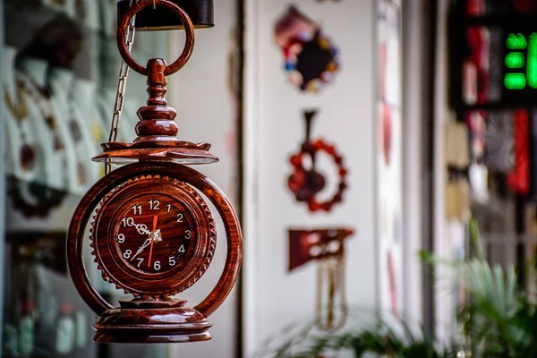 Foto di bellissimo orologio realizzato in legno — Foto Stock
