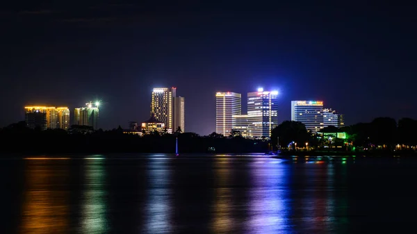 Inya gölü üzerinde Yangon şehrin gece görünümü
