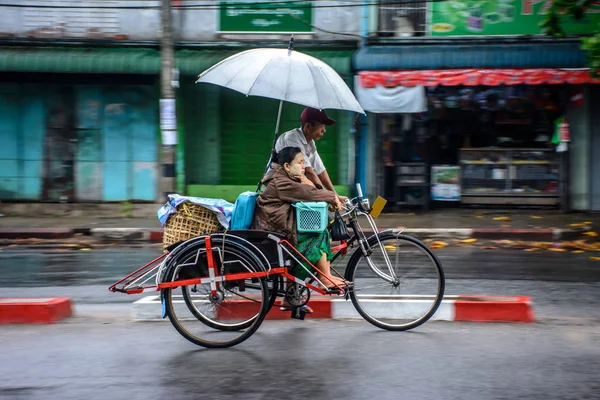 Passager est équitation rickshaw sur la route — Photo