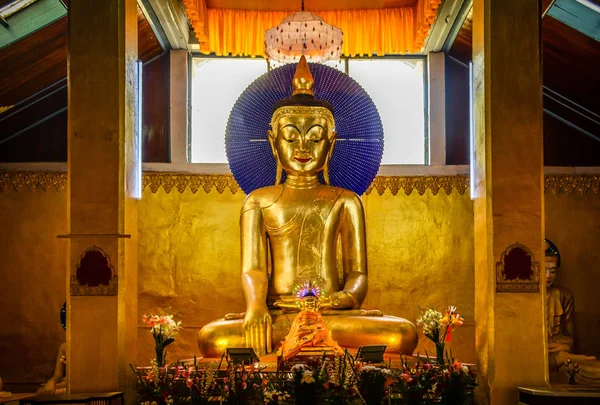 Golden image of Buddha Statue — Stock Photo, Image