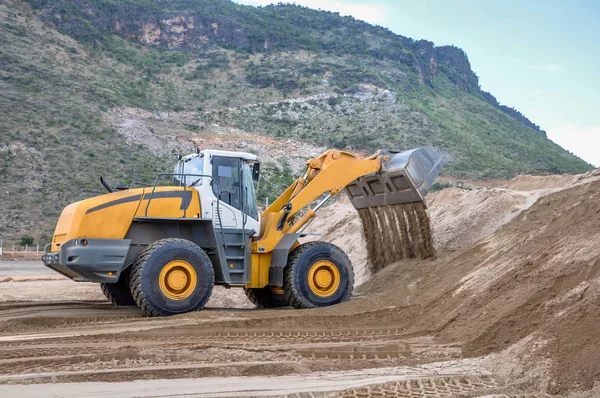 Foto de paisaje de la cargadora de ruedas en el sitio de construcción — Foto de Stock