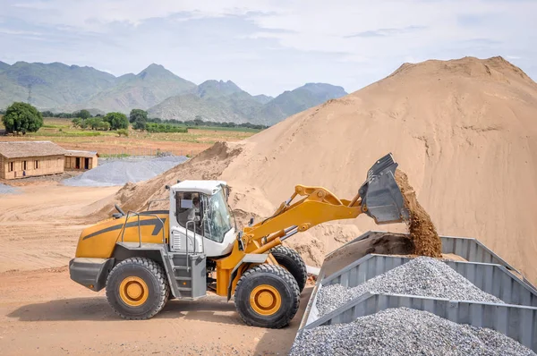 Foto paisagem de carregador de rodas no local de construção — Fotografia de Stock