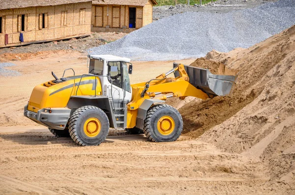 Foto de paisaje de la cargadora de ruedas en el sitio de construcción — Foto de Stock