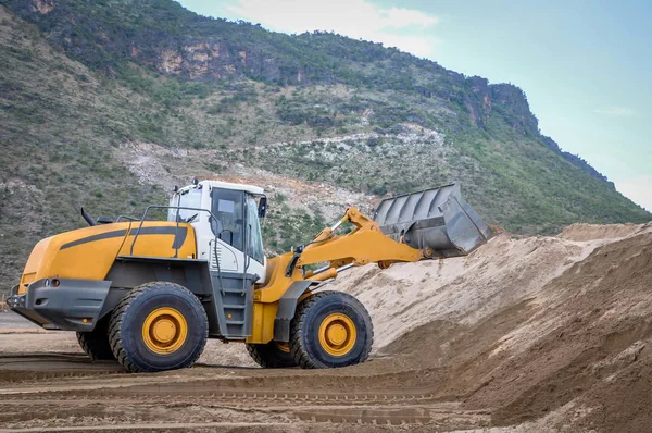 Foto de paisaje de la cargadora de ruedas en el sitio de construcción — Foto de Stock