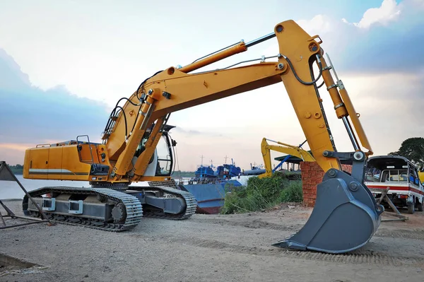 Photo of excavator beside the river for shipment — Stock Photo, Image