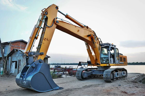 Foto de la excavadora junto al río para su envío — Foto de Stock