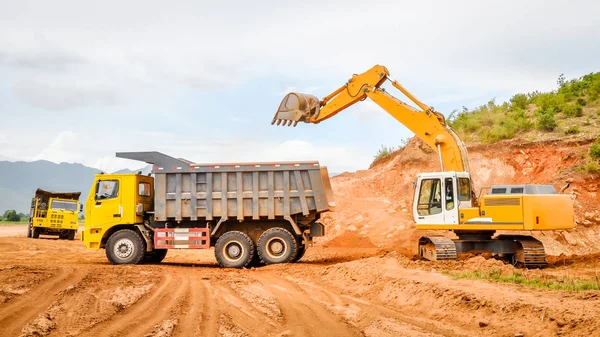 Excavadora y camión en el trabajo de construcción de carreteras, campo de Myanmar — Foto de Stock