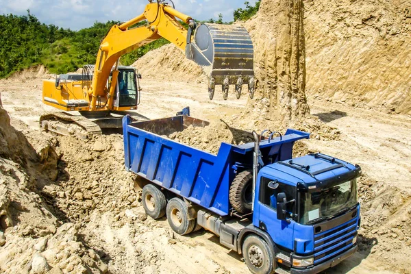 Excavadora y camión en el trabajo de construcción de carreteras, campo de Myanmar — Foto de Stock