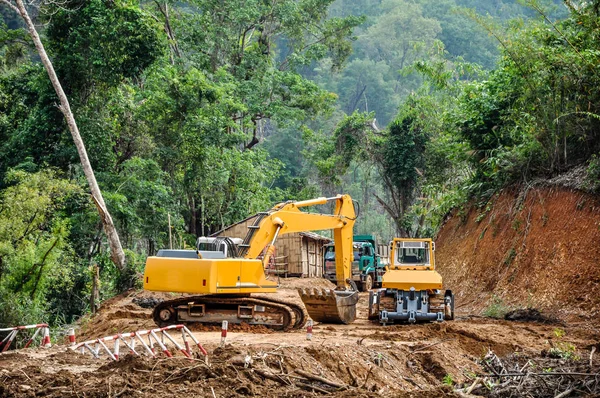 Excavadora y camión en el trabajo de construcción de carreteras, campo de Myanmar — Foto de Stock