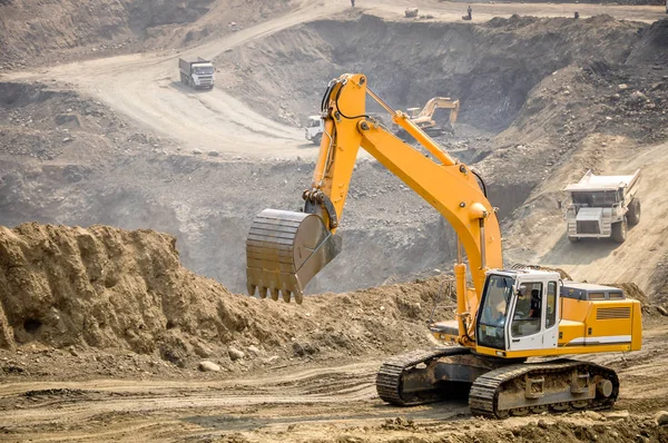 Foto de la excavadora en la mina de jade Hpa Kant, Myanmar — Foto de Stock