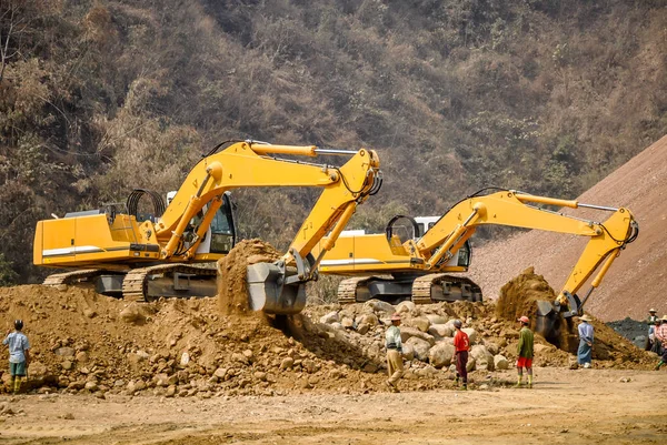 Foto de la excavadora en la mina de jade Hpa Kant, Myanmar — Foto de Stock