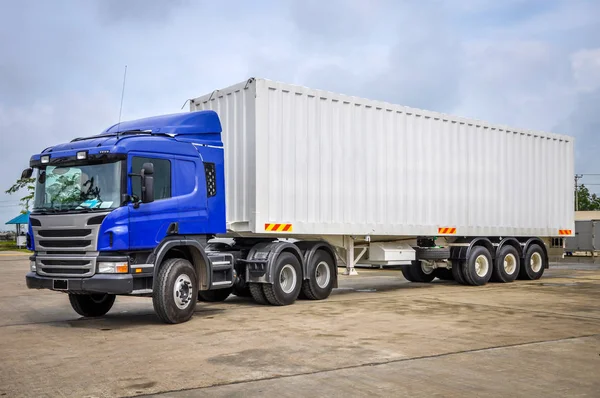 Foto del tractor grande, con remolque del envase, para entregar mercancías y productos — Foto de Stock