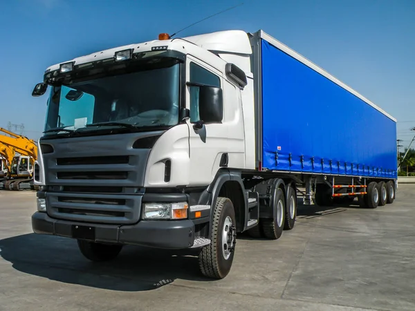 Foto av stor traktor, med container trailer, för att leverera varor och produkter — Stockfoto