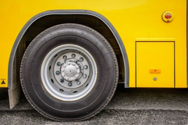 bir otobüsün arka ve sürüş tekerleği